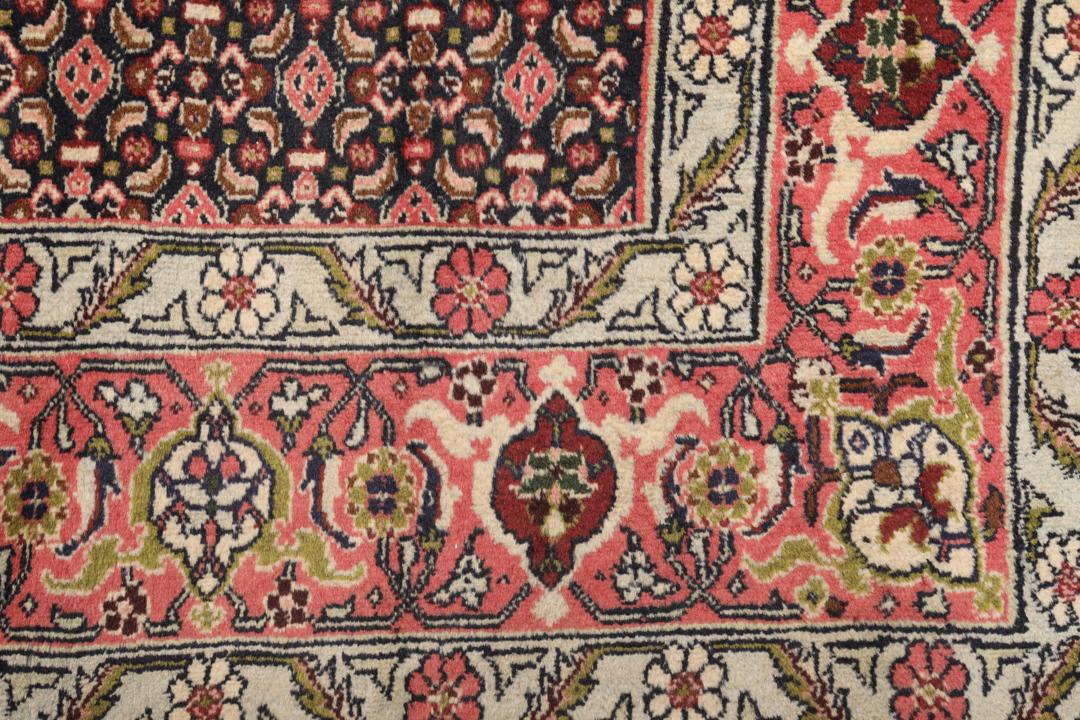 Handgeknoopt Senneh wollen tapijt uit het Midden-Oosten in multicolor tinten.