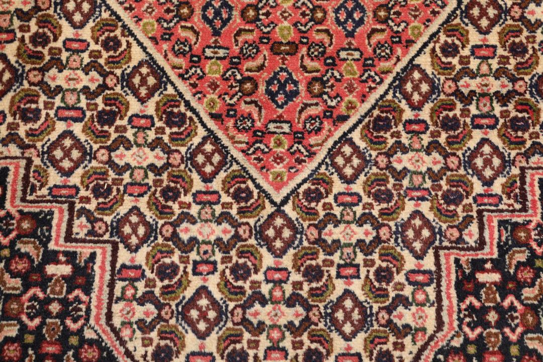 Handgeknoopt Senneh wollen tapijt uit het Midden-Oosten in multicolor tinten.