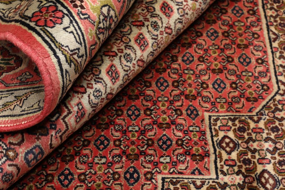 Handgeknoopt Senneh wollen tapijt uit het Midden-Oosten in multicolor tinten.