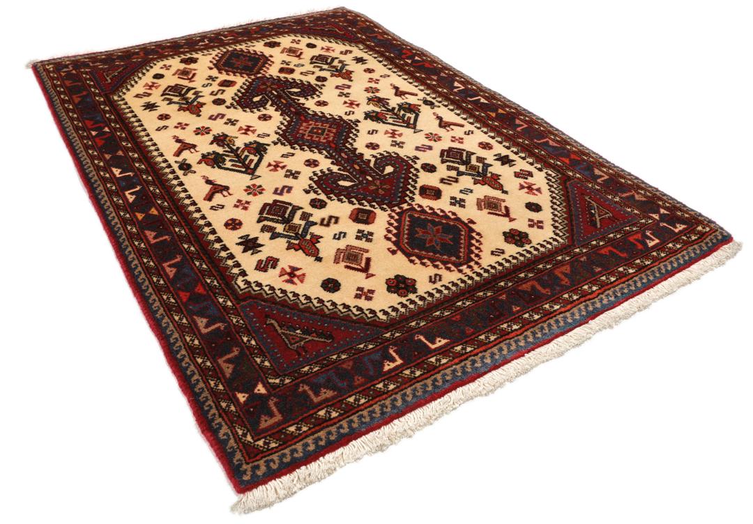 Tapis Qashqai noué à la main provenant du Moyen-Orient avec un motif médaillon rouge et beige.