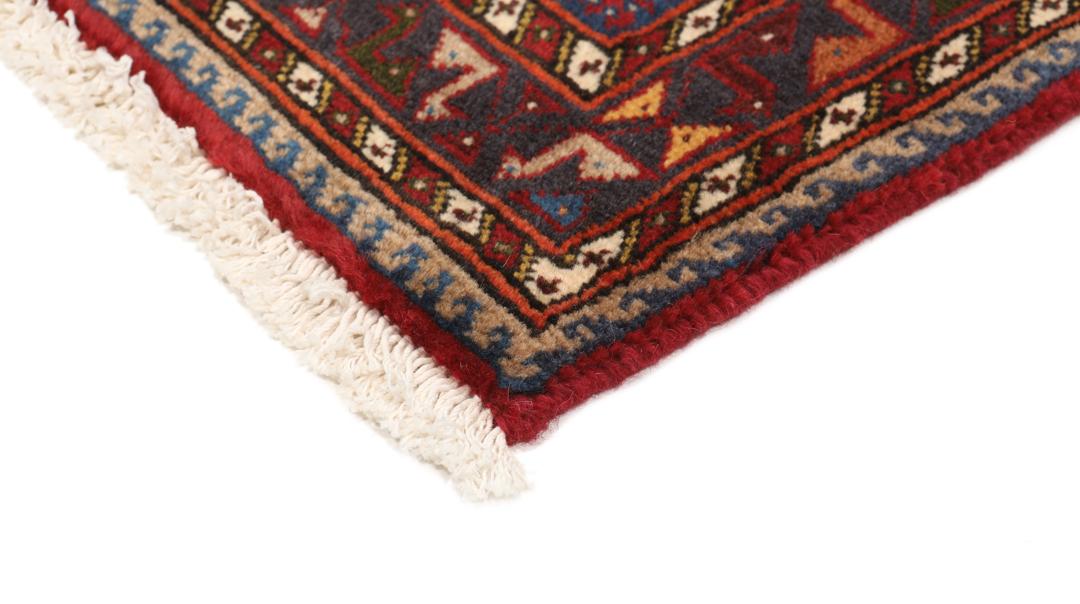 Tapis Qashqai noué à la main provenant du Moyen-Orient avec un motif médaillon rouge et beige.