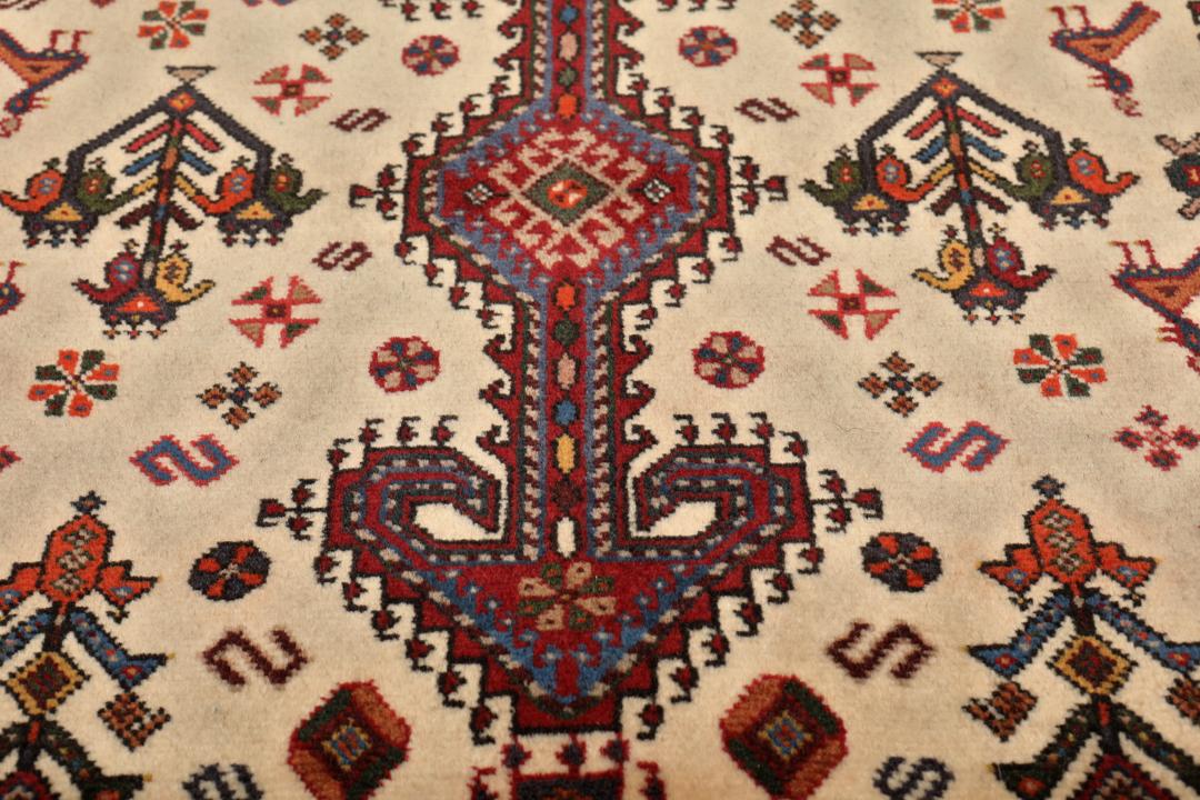 Tapis Qashqai noué à la main provenant du Moyen-Orient avec un motif médaillon rouge et beige.