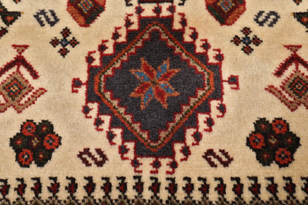 Tapis Qashqai noué à la main provenant du Moyen-Orient avec un motif médaillon rouge et beige.