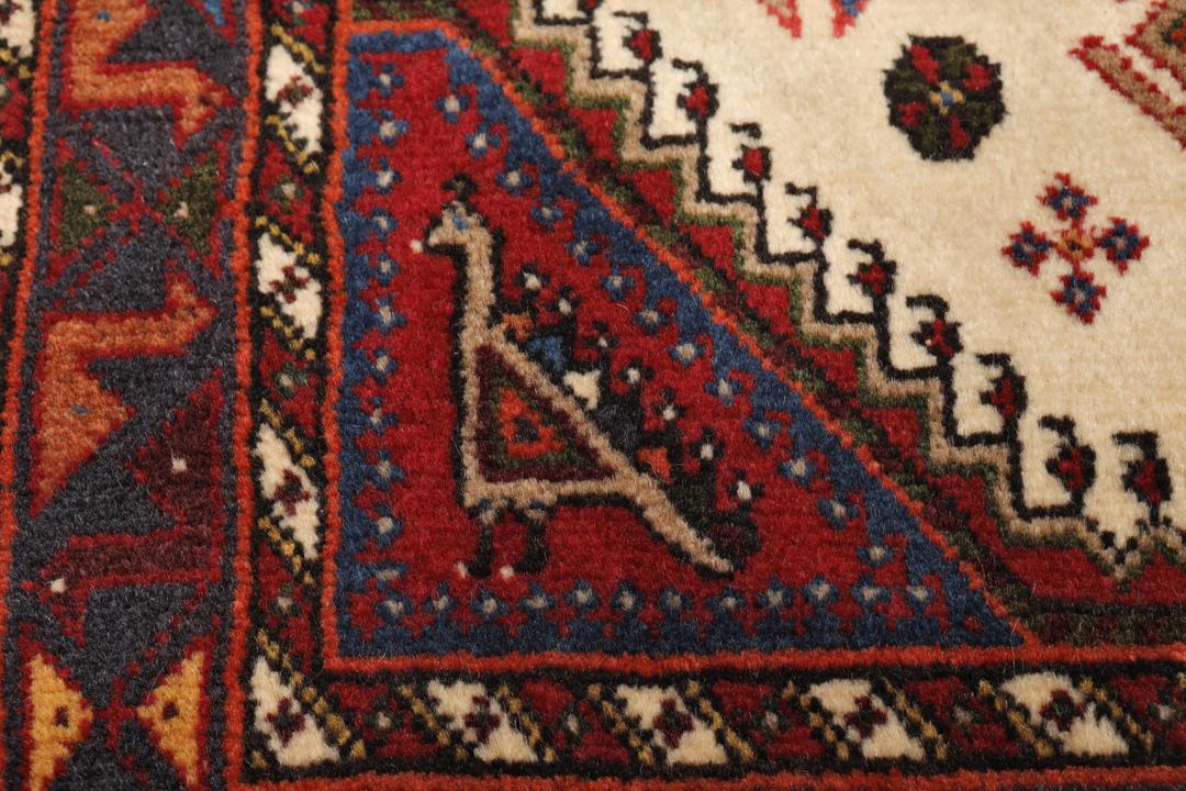 Tapis Qashqai noué à la main provenant du Moyen-Orient avec un motif médaillon rouge et beige.