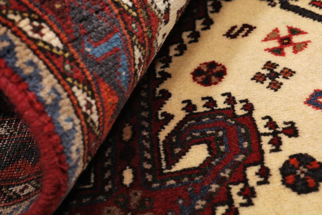 Tapis Qashqai noué à la main provenant du Moyen-Orient avec un motif médaillon rouge et beige.