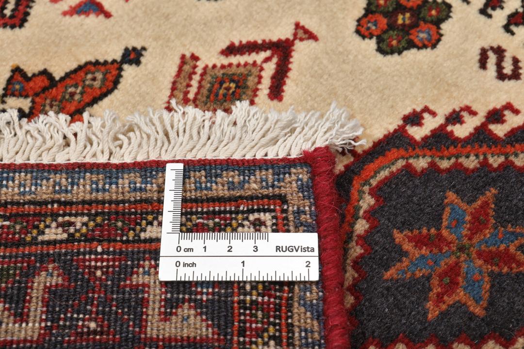 Tapis Qashqai noué à la main provenant du Moyen-Orient avec un motif médaillon rouge et beige.