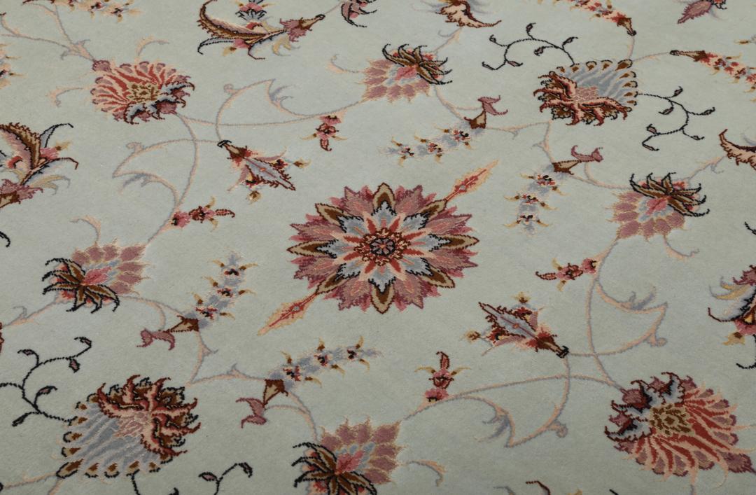 Håndknyttet Tabriz-tæppe med blomstermotiver på en lyseblå bund