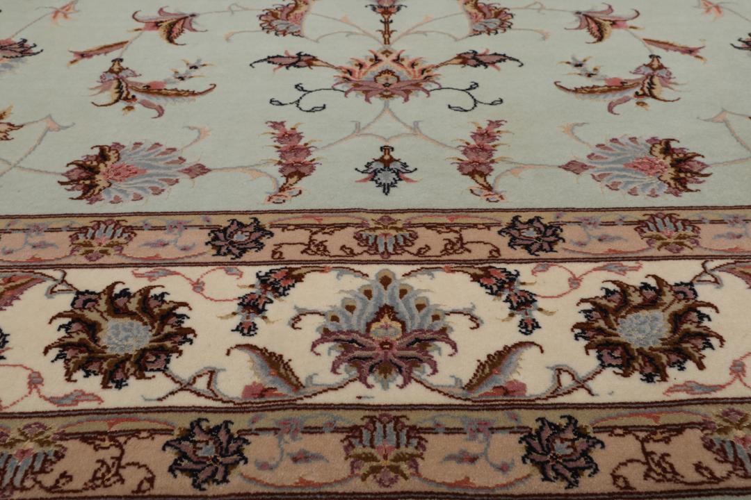 Håndknyttet Tabriz-tæppe med blomstermotiver på en lyseblå bund