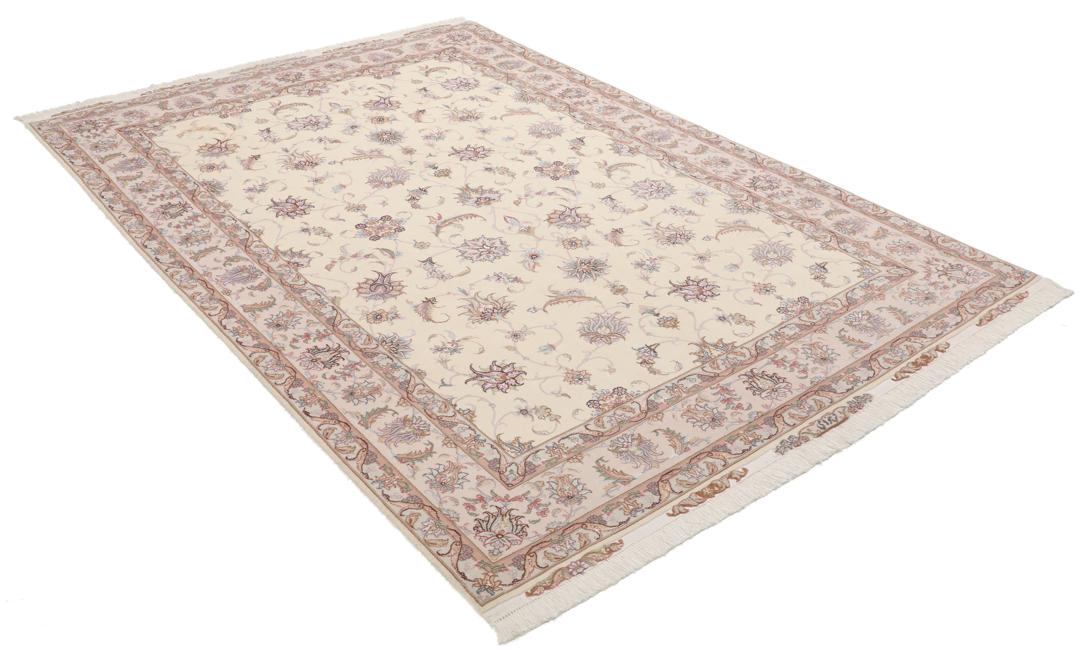 Håndknyttet Tabriz-tæppe fra Mellemøsten med blomstermønster i beige og bløde toner.