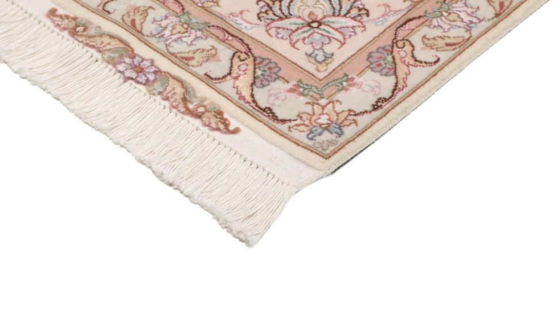 Håndknyttet Tabriz-tæppe fra Mellemøsten med blomstermønster i beige og bløde toner.
