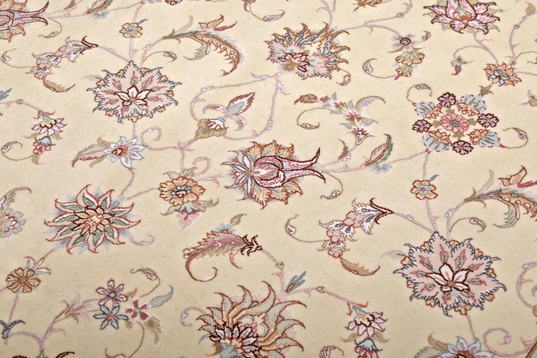 Håndknyttet Tabriz-tæppe fra Mellemøsten med blomstermønster i beige og bløde toner.