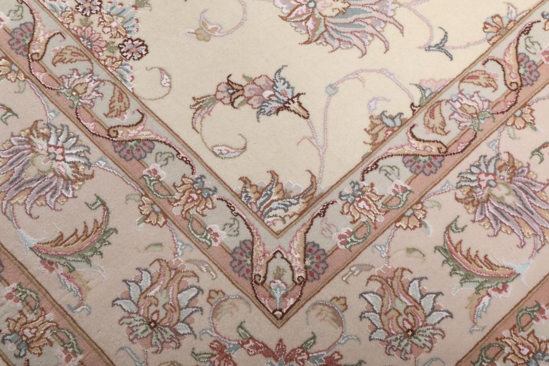 Håndknyttet Tabriz-tæppe fra Mellemøsten med blomstermønster i beige og bløde toner.