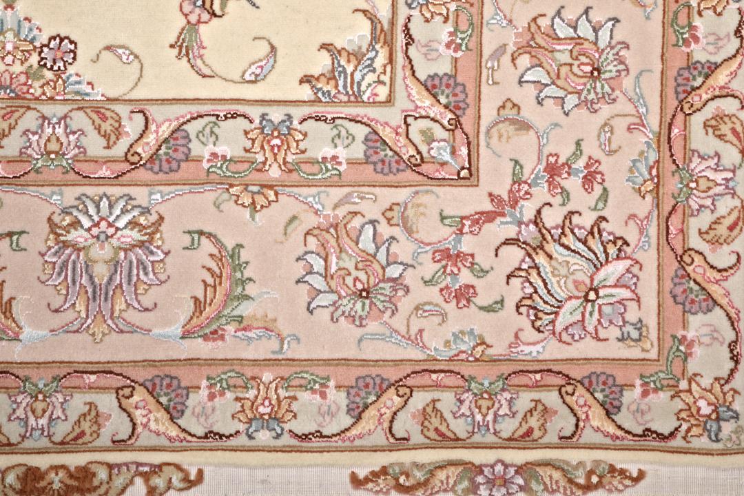 Håndknyttet Tabriz-tæppe fra Mellemøsten med blomstermønster i beige og bløde toner.