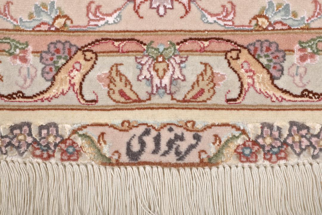 Håndknyttet Tabriz-tæppe fra Mellemøsten med blomstermønster i beige og bløde toner.