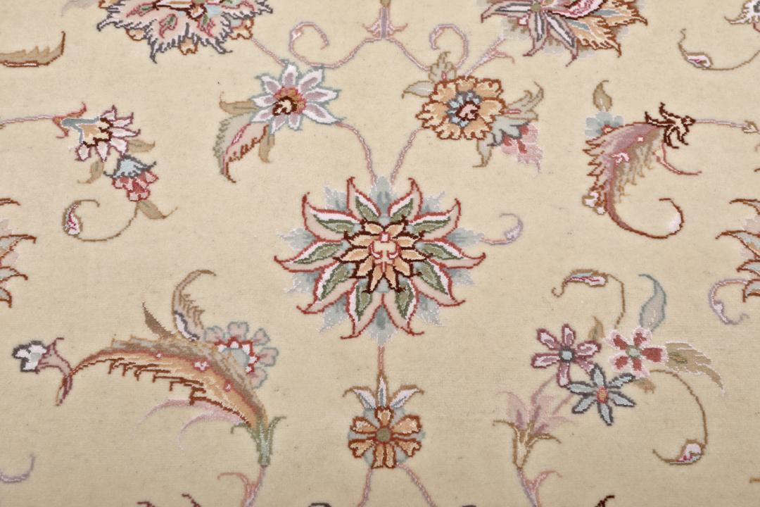 Håndknyttet Tabriz-tæppe fra Mellemøsten med blomstermønster i beige og bløde toner.