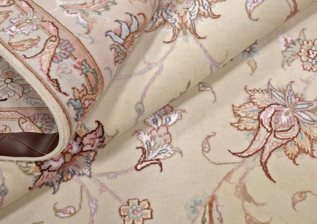 Håndknyttet Tabriz-tæppe fra Mellemøsten med blomstermønster i beige og bløde toner.