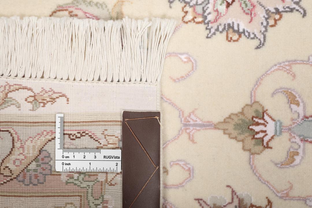 Håndknyttet Tabriz-tæppe fra Mellemøsten med blomstermønster i beige og bløde toner.