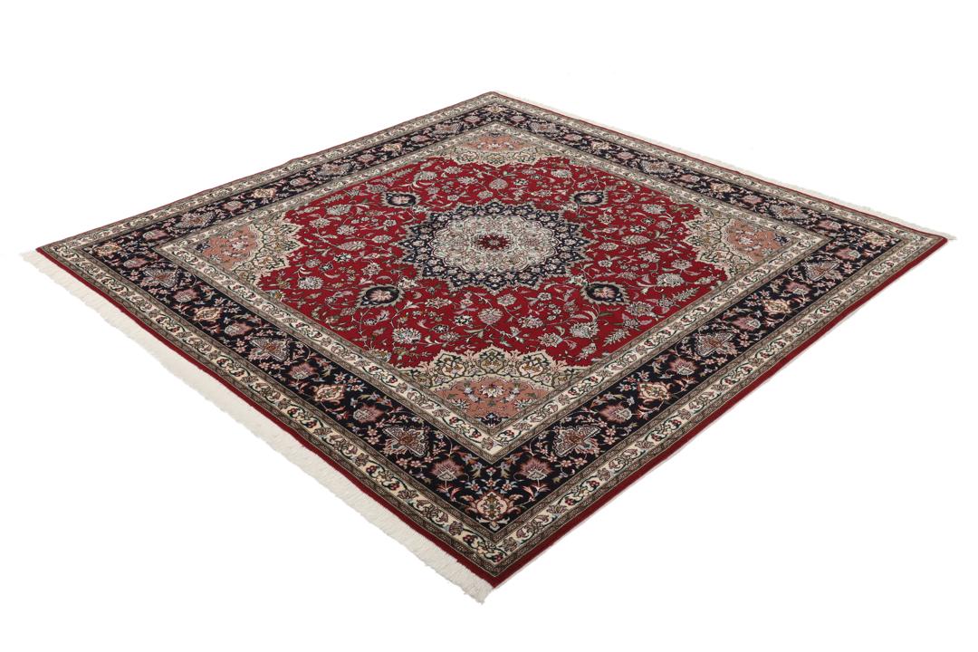 Handgeknoopt vierkant Tabriz-tapijt met een rood veld en ingewikkeld medaillonpatroon uit het Midden-Oosten