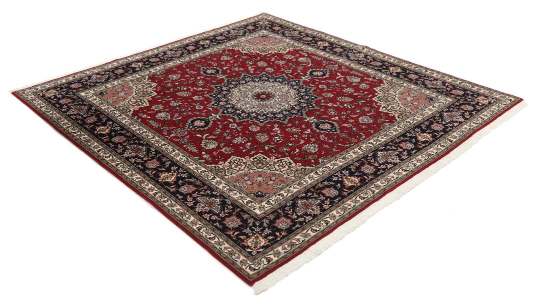 Handgeknoopt vierkant Tabriz-tapijt met een rood veld en ingewikkeld medaillonpatroon uit het Midden-Oosten
