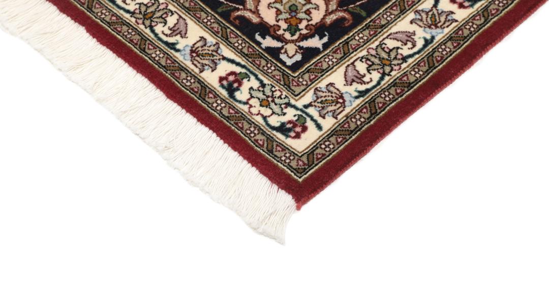 Handgeknoopt vierkant Tabriz-tapijt met een rood veld en ingewikkeld medaillonpatroon uit het Midden-Oosten