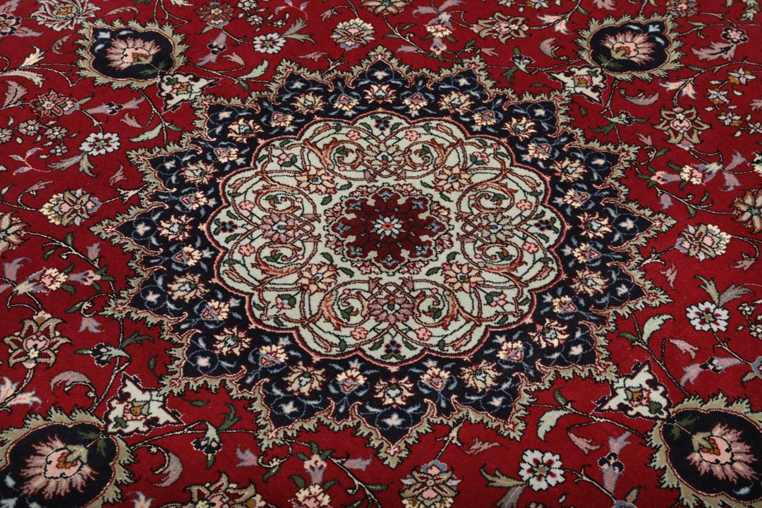 Handgeknoopt vierkant Tabriz-tapijt met een rood veld en ingewikkeld medaillonpatroon uit het Midden-Oosten