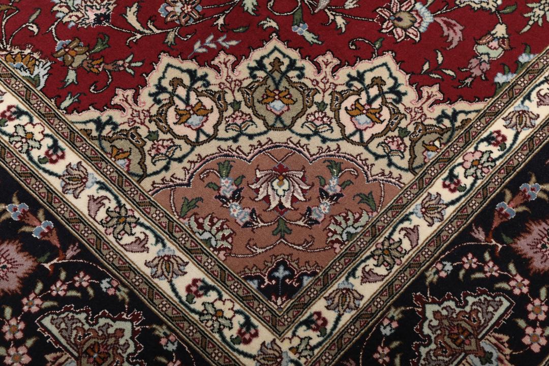 Handgeknoopt vierkant Tabriz-tapijt met een rood veld en ingewikkeld medaillonpatroon uit het Midden-Oosten