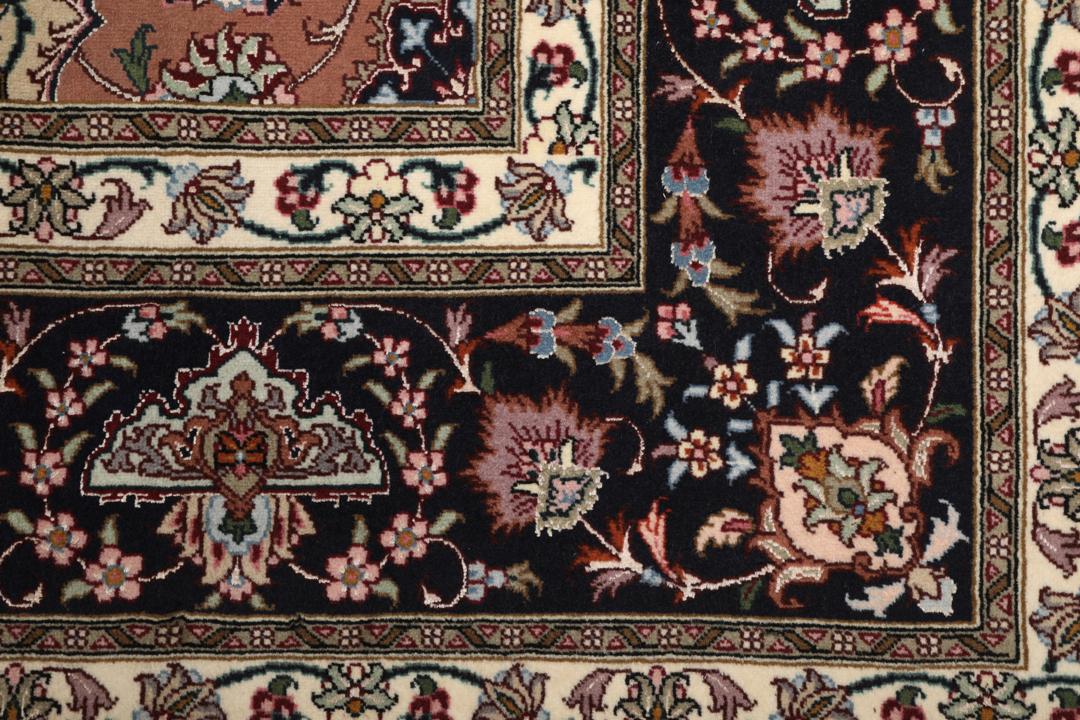 Handgeknoopt vierkant Tabriz-tapijt met een rood veld en ingewikkeld medaillonpatroon uit het Midden-Oosten