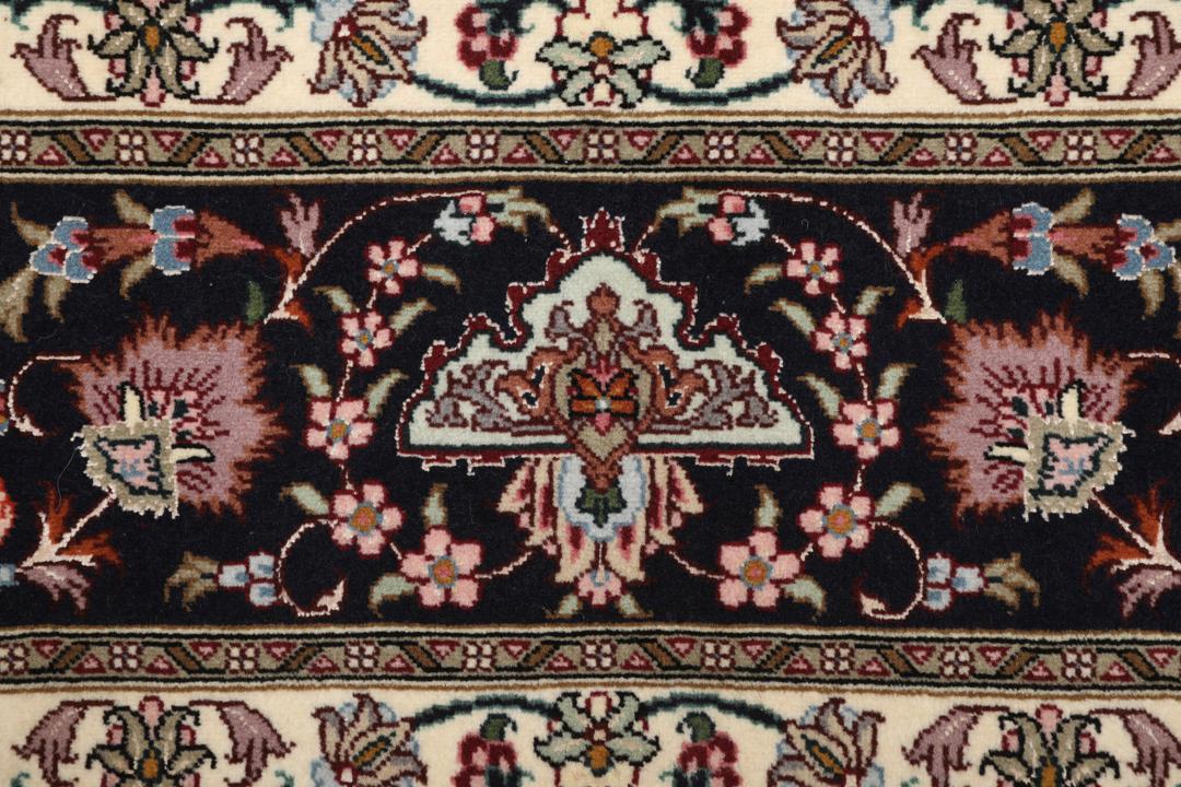 Handgeknoopt vierkant Tabriz-tapijt met een rood veld en ingewikkeld medaillonpatroon uit het Midden-Oosten