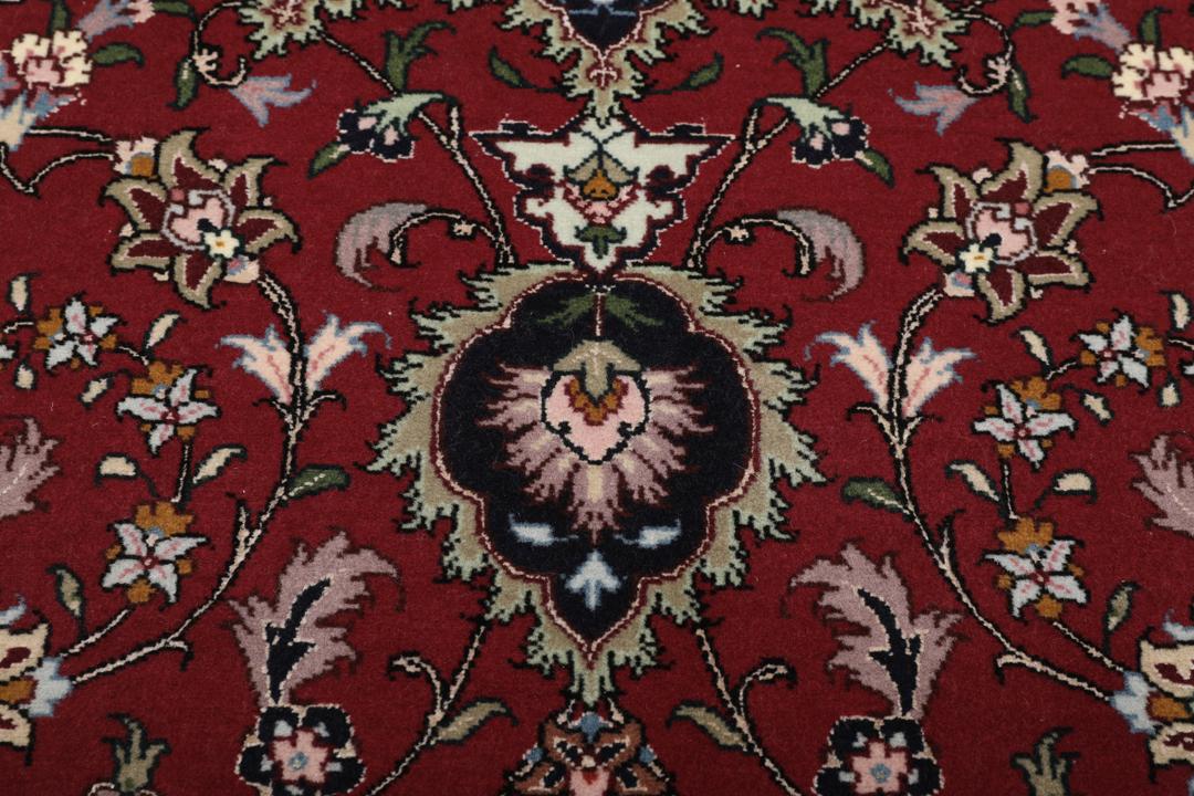 Handgeknoopt vierkant Tabriz-tapijt met een rood veld en ingewikkeld medaillonpatroon uit het Midden-Oosten
