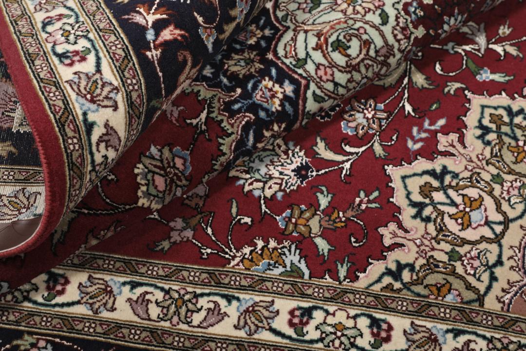 Handgeknoopt vierkant Tabriz-tapijt met een rood veld en ingewikkeld medaillonpatroon uit het Midden-Oosten