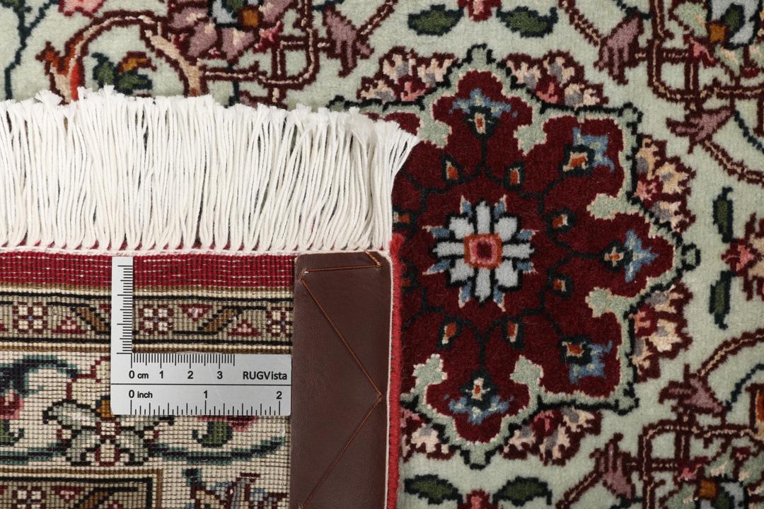 Handgeknoopt vierkant Tabriz-tapijt met een rood veld en ingewikkeld medaillonpatroon uit het Midden-Oosten