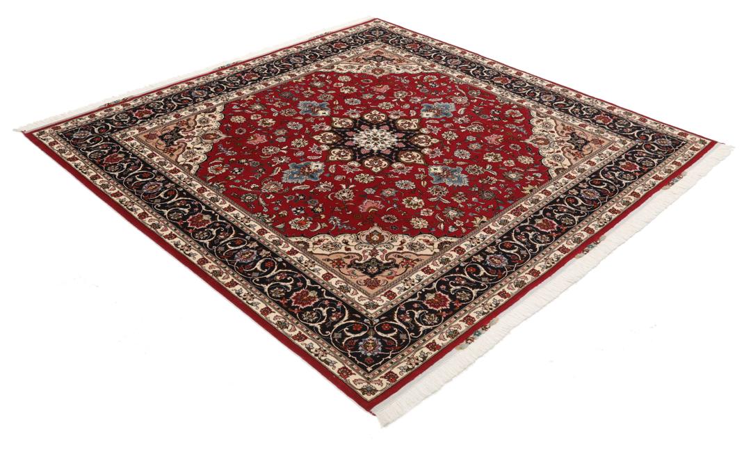 Een vierkant handgeknoopt Tabriz tapijt met een rood veld en een centraal medaillon uit het Midden-Oosten