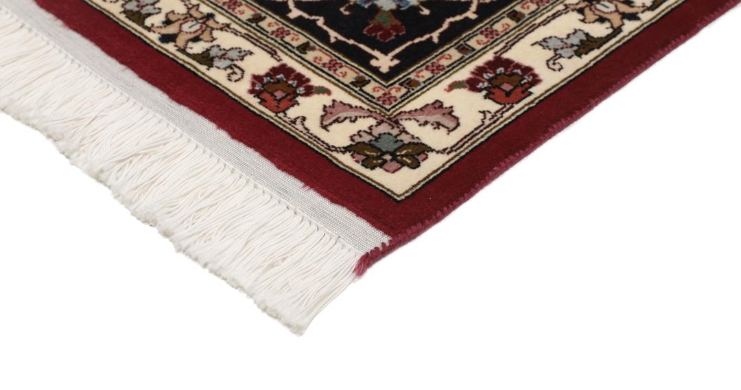 Een vierkant handgeknoopt Tabriz tapijt met een rood veld en een centraal medaillon uit het Midden-Oosten