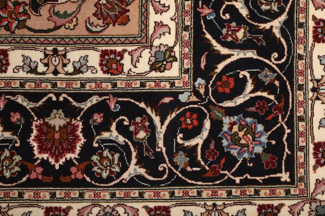 Een vierkant handgeknoopt Tabriz tapijt met een rood veld en een centraal medaillon uit het Midden-Oosten