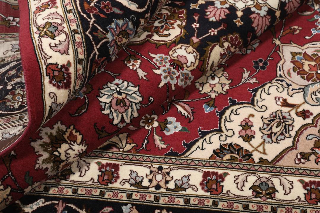 Een vierkant handgeknoopt Tabriz tapijt met een rood veld en een centraal medaillon uit het Midden-Oosten