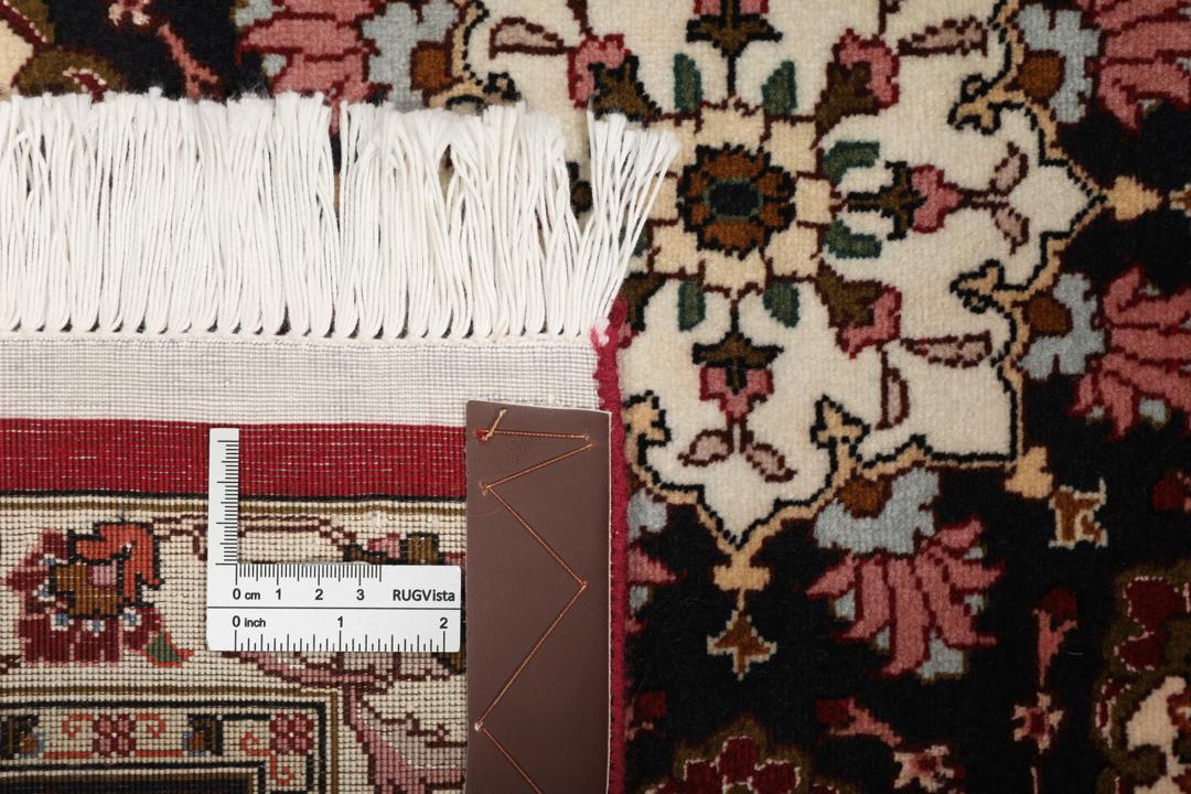 Een vierkant handgeknoopt Tabriz tapijt met een rood veld en een centraal medaillon uit het Midden-Oosten