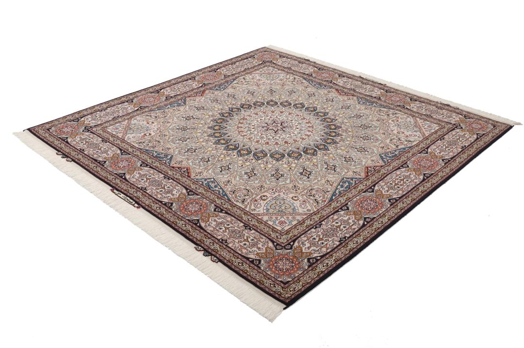 Een vierkant Tabriz-tapijt met een gedetailleerd centraal medaillon in beige en blauwe tinten uit het Midden-Oosten.