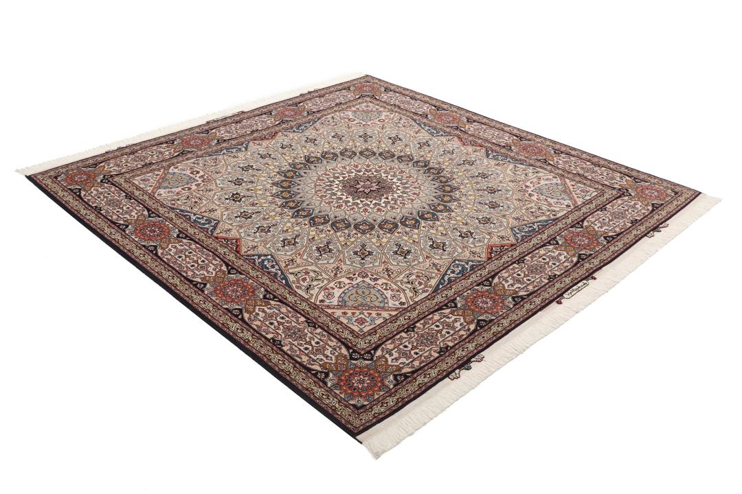 Een vierkant Tabriz-tapijt met een gedetailleerd centraal medaillon in beige en blauwe tinten uit het Midden-Oosten.