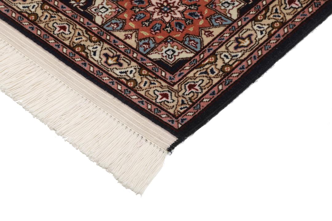 Een vierkant Tabriz-tapijt met een gedetailleerd centraal medaillon in beige en blauwe tinten uit het Midden-Oosten.