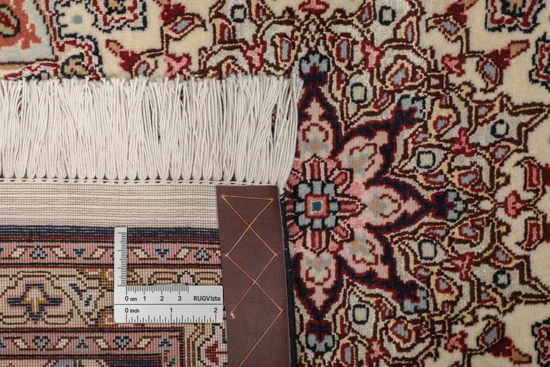Een vierkant Tabriz-tapijt met een gedetailleerd centraal medaillon in beige en blauwe tinten uit het Midden-Oosten.