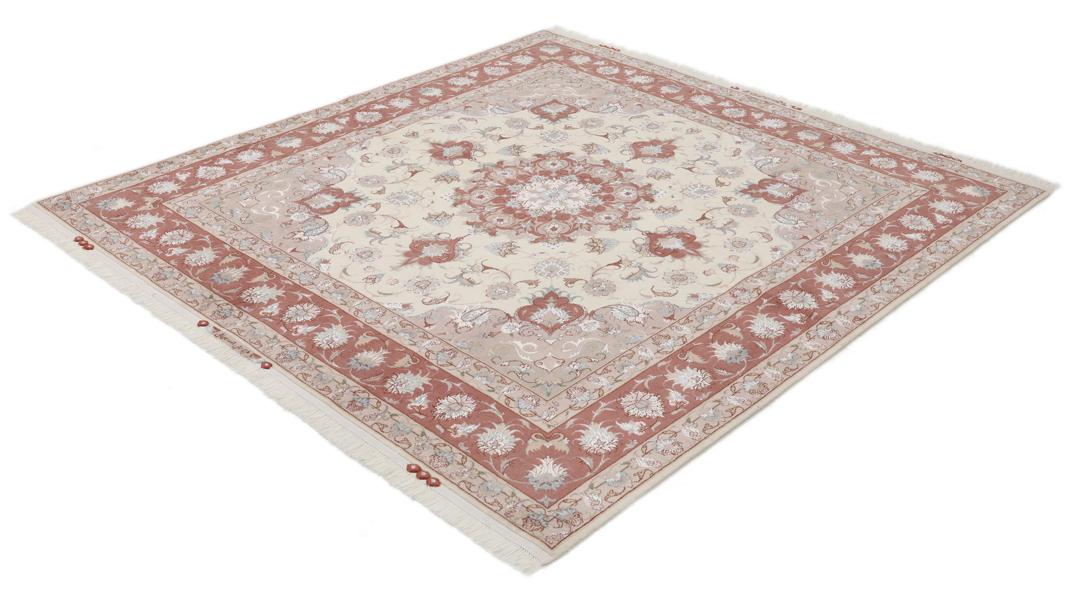 Vierkant Tabriz-tapijt uit het Midden-Oosten met een rood en crèmekleurig bloemenmedaillon.