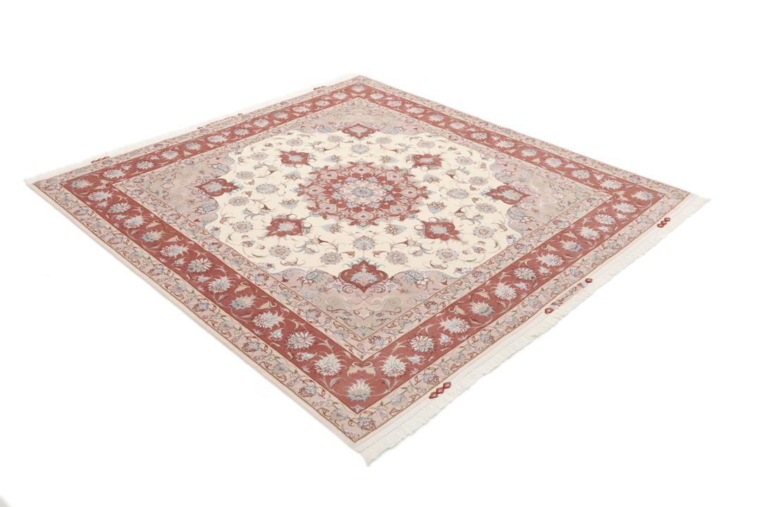 Vierkant Tabriz-tapijt uit het Midden-Oosten met een rood en crèmekleurig bloemenmedaillon.