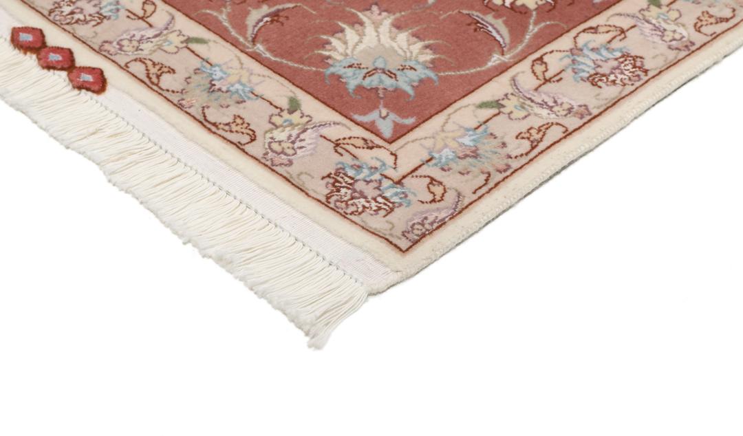 Vierkant Tabriz-tapijt uit het Midden-Oosten met een rood en crèmekleurig bloemenmedaillon.