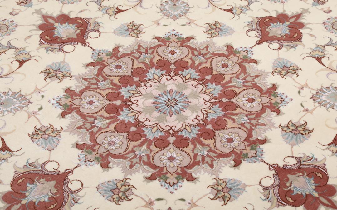 Vierkant Tabriz-tapijt uit het Midden-Oosten met een rood en crèmekleurig bloemenmedaillon.