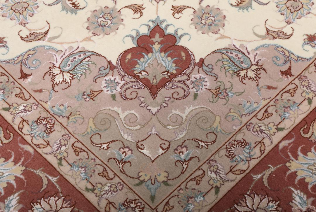 Vierkant Tabriz-tapijt uit het Midden-Oosten met een rood en crèmekleurig bloemenmedaillon.