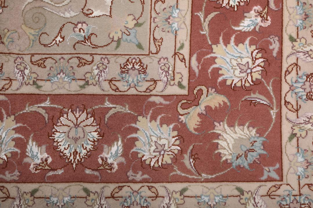 Vierkant Tabriz-tapijt uit het Midden-Oosten met een rood en crèmekleurig bloemenmedaillon.