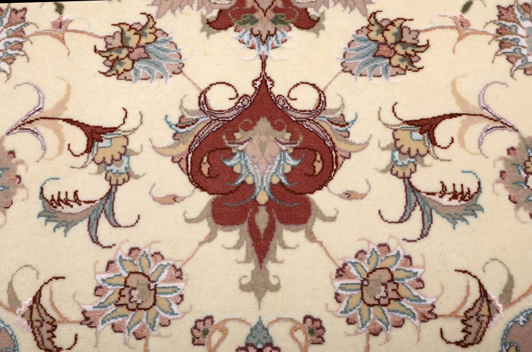 Vierkant Tabriz-tapijt uit het Midden-Oosten met een rood en crèmekleurig bloemenmedaillon.