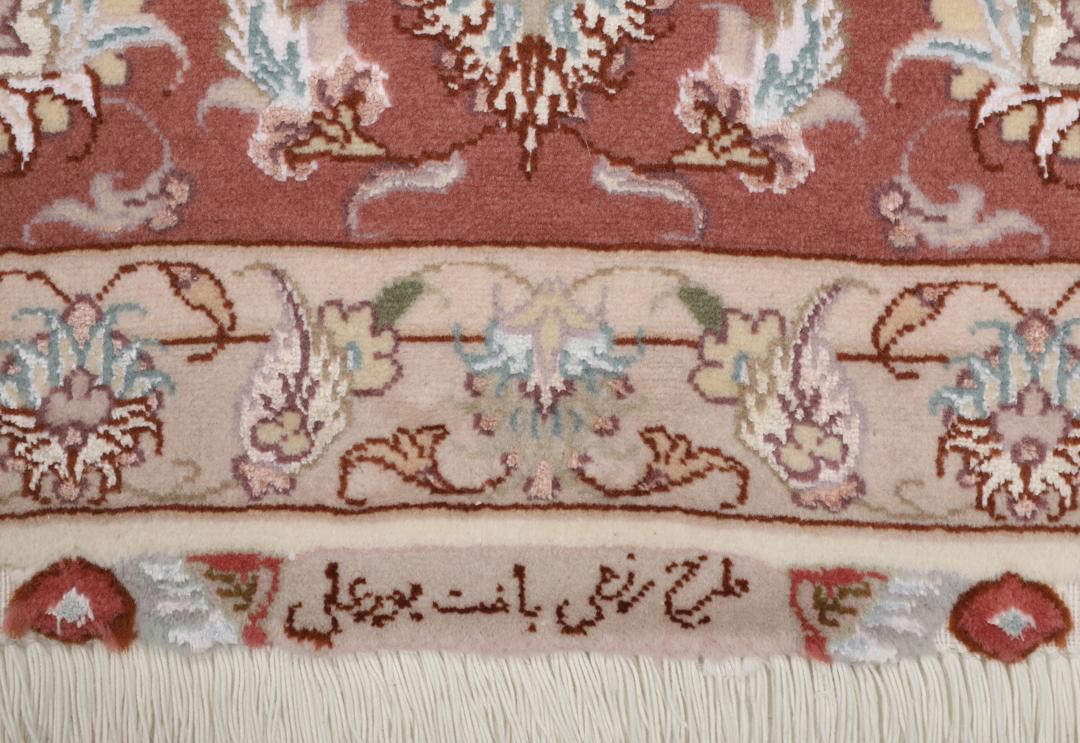 Vierkant Tabriz-tapijt uit het Midden-Oosten met een rood en crèmekleurig bloemenmedaillon.