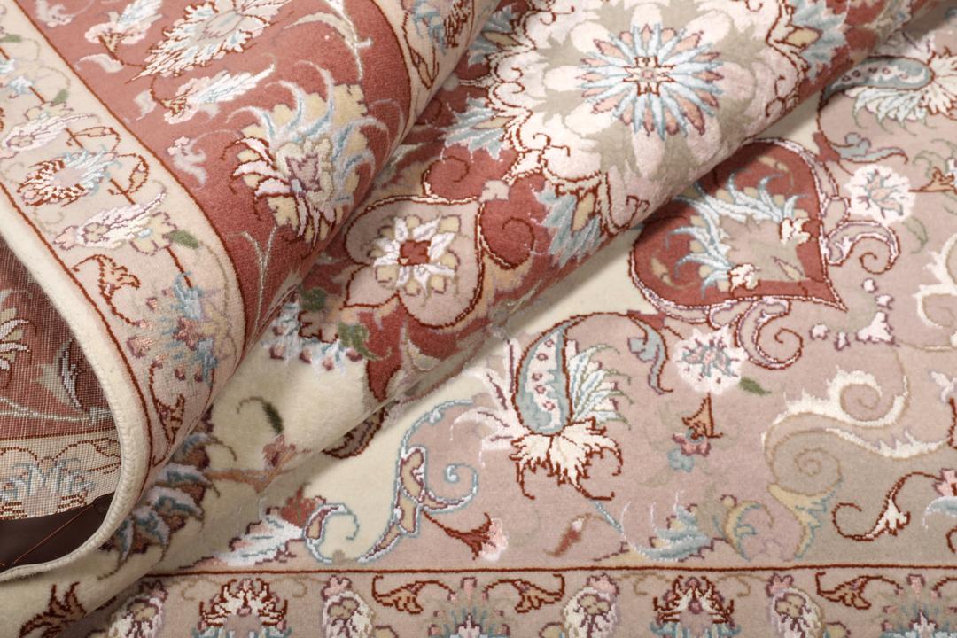 Vierkant Tabriz-tapijt uit het Midden-Oosten met een rood en crèmekleurig bloemenmedaillon.