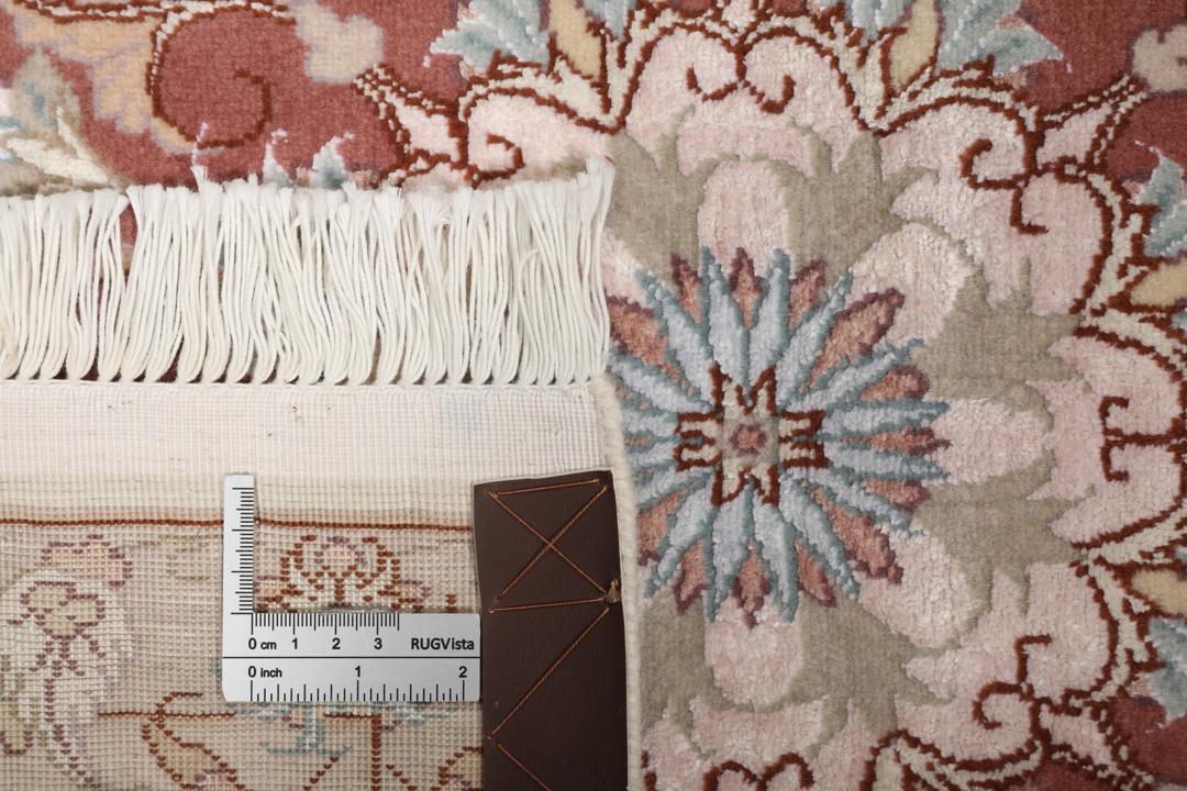 Vierkant Tabriz-tapijt uit het Midden-Oosten met een rood en crèmekleurig bloemenmedaillon.